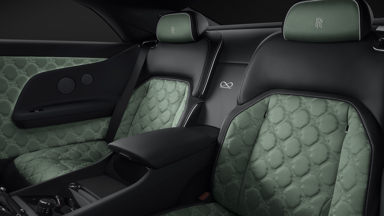P90643655_highRes_rolls-royce-black-ba